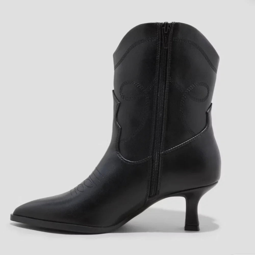 Western Cowboy Ankle Boots Black Heeled Universal Thread Size 11 NWT - Picture 2 of 5